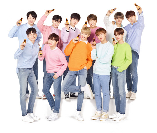 비타500의 새 모델로 선정된 아이돌그룹 워너원 멤버들이 비타500을 들고 포즈를 취하고 있다.(광동제약 제공)